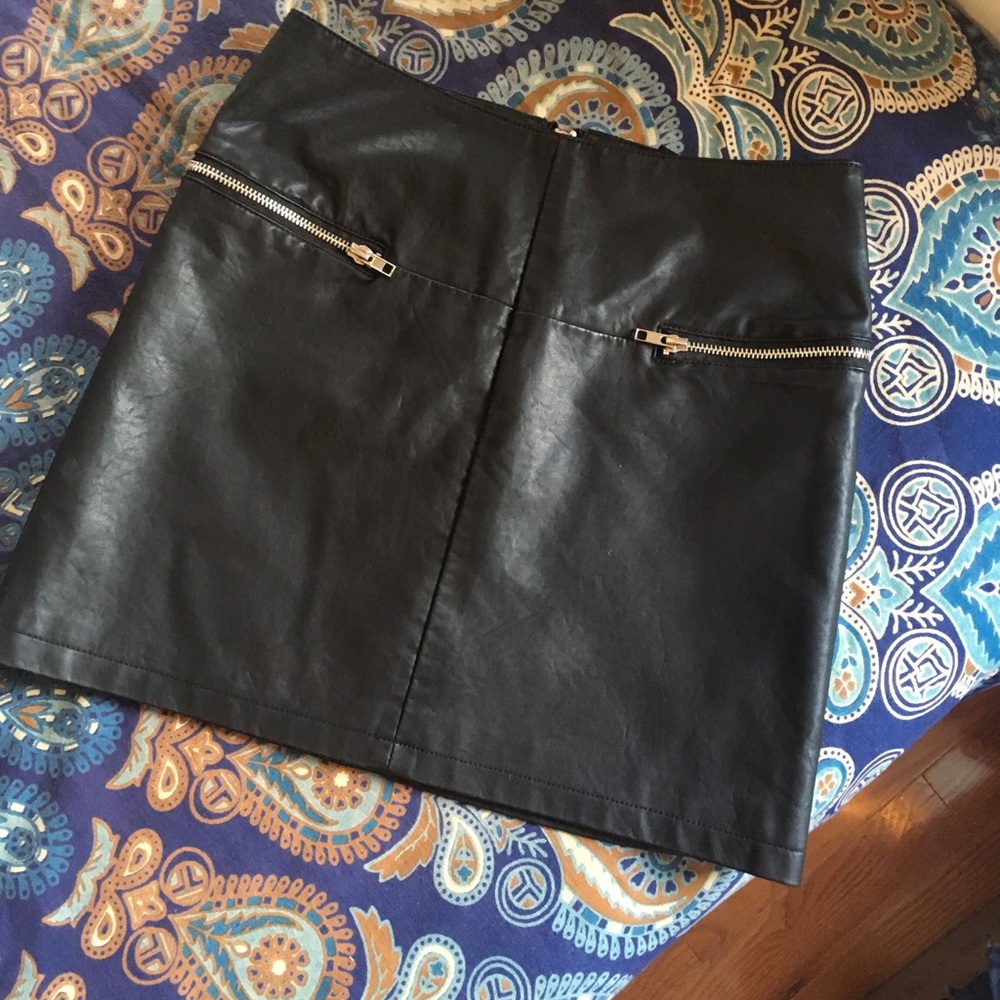 Forever 21 Pleather Miniskirt w Zipper details